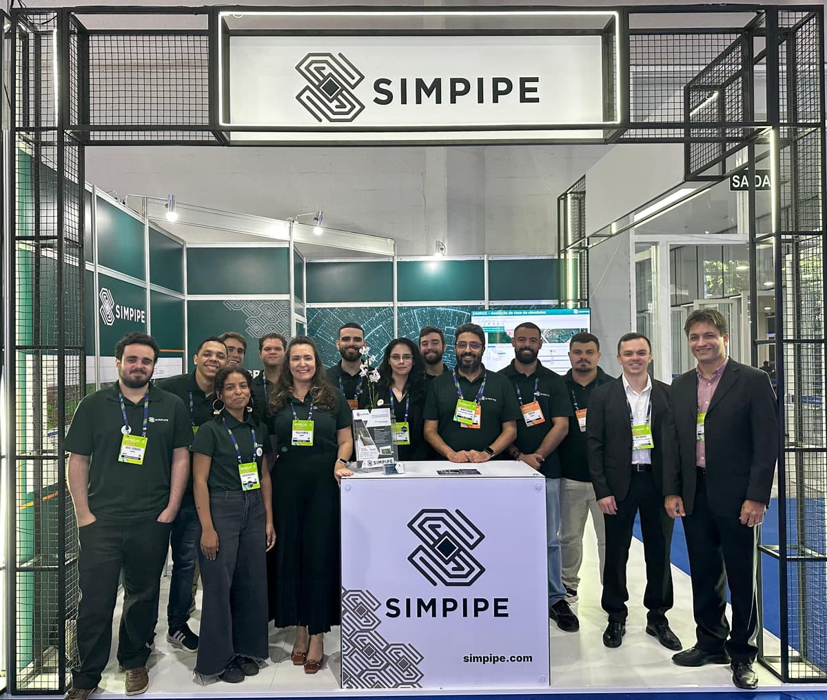 A SIMPIPE é uma empresa de prestação de serviços, treinamentos e desenvolvimento de soluções computacionais na área de engenharia de dutos.